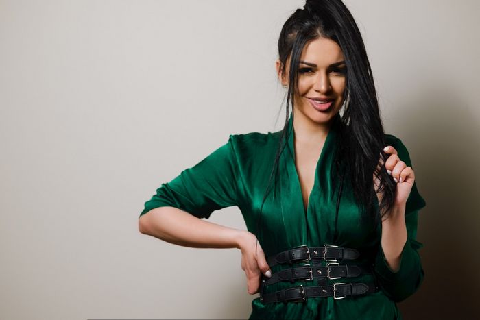 Проститутка по запросу: интимный опыт на кончиках пальцев